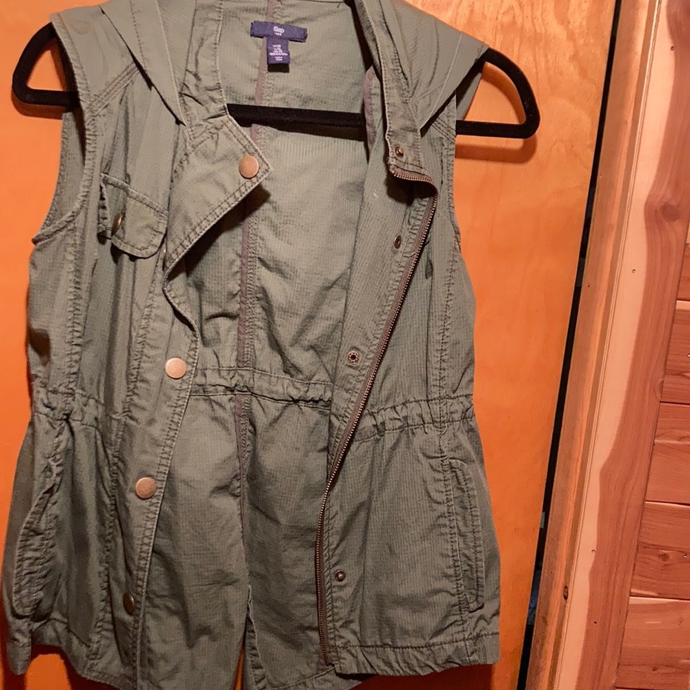 Hooded spring vest